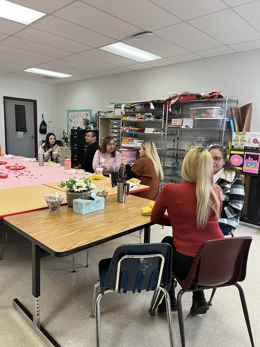 SVSA_Liaison's tweet photo. Building strong families with a Parent Cafe! Thank you @EPCCINC !!! #TeamSISD #HereWeGrow! https://t.co/0HHQueNRMB