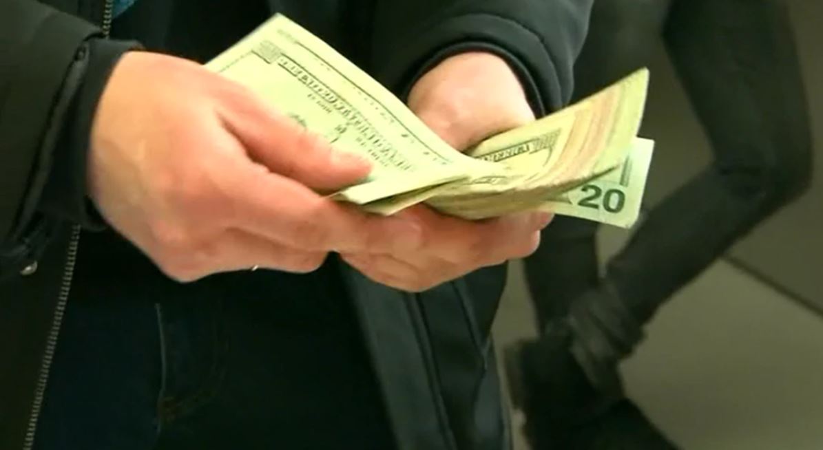 KSLA's tweet photo. DID YOU KNOW? Lower wages linked to higher mortality risk, study says. The risk is twice as high for workers with unstable employment and sustained low wages ► https://t.co/gS5SkkXmcd https://t.co/5bl8c5GuXB