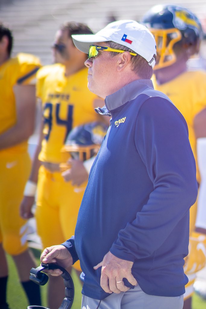 Tonight at 6 @CoachJPtxwes will be on @NAIAFBALL! A great episode you won’t want to miss! 

#ramily #ramsup #naiafb