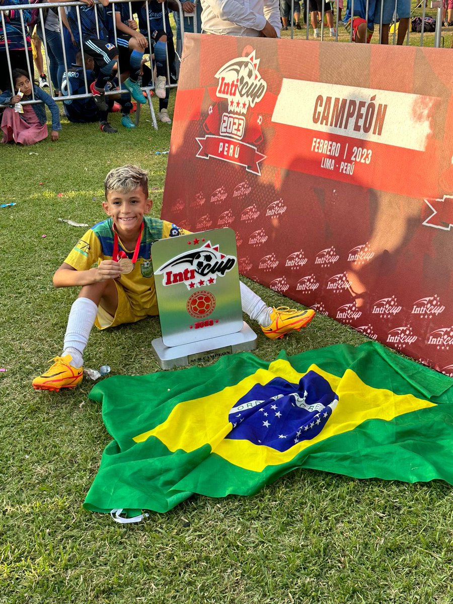 dezenove_14's tweet photo. #Representou | Pedrinho, atacante coral da categoria sub9, foi vice-campeão do torneio Inticup, realizado no Peru. O jogador que representou o Santa Cruz com a camisa da Seleção Brasileira, foi um dos destaques do torneio.🇧🇷🚀🏆
👊🏾⚫️⚪️🔴 https://t.co/1DwOSuED6N