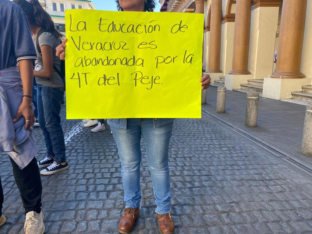 aStrangerMar's tweet photo. Exigimos que se nos garantice #SeguridadParaEstudiantes no deberíamos temer por la vida y seguridad de estudiantes y padres de familia.
@CuitlahuacGJ
@SEducacionVer
@ZenyazenEscobar 
@GobiernoVer 
@FGE_Veracruz https://t.co/nQrHe3jsqE