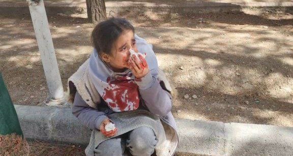 این عن به خاطر نداشتن حجاب اون بچه رو کتک زده و پرتش کرده تو جوب.
جمهوری اسلامی نه تنها خودش جنایتکاره بلکه طرفداراشم تروریستن.
#مهسا_امینی