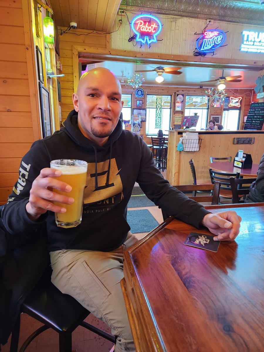 GoldenCalebT's tweet image. #8Count is on TAP at Duffy's in Osseo! Stop in for a cold one! 🍻🥊🍻