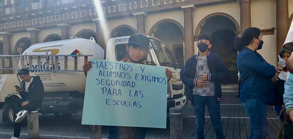 aStrangerMar's tweet photo. No se ve la intención del gobierno para garantizar la #SeguridadParaEstudiantes derecho que se nos ha estado arrebatando poco a poco https://t.co/pXCWNbKSe9
