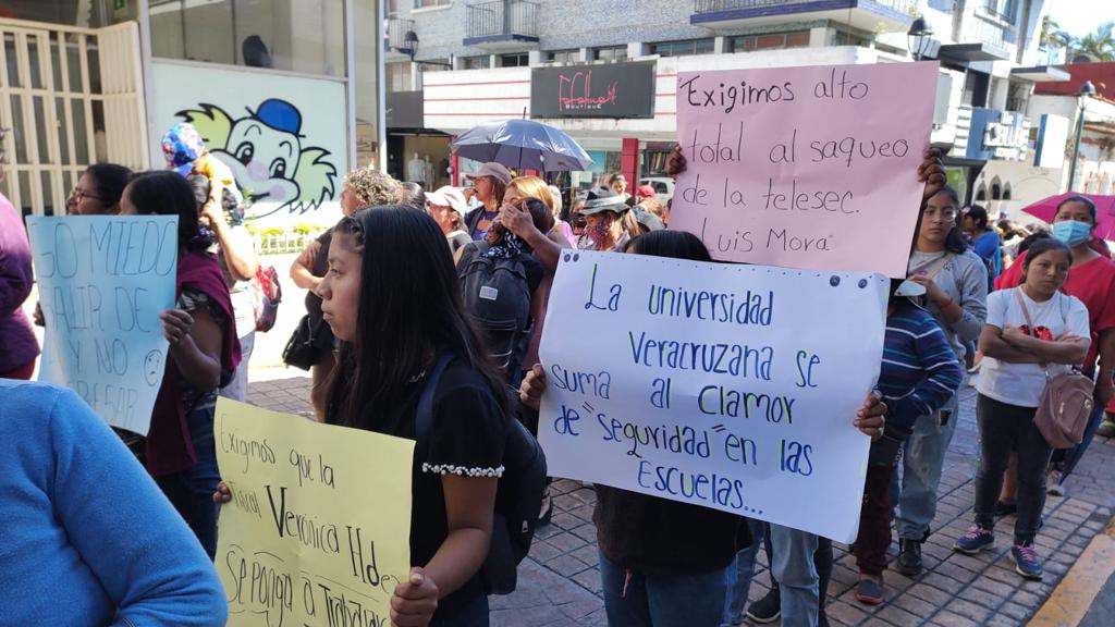 aStrangerMar's tweet photo. Hoy 21 de febrero estudiantes y maestros se manifestaron en Veracruz para exigir #SeguridadParaEstudiantes https://t.co/eNRjjZYIvd