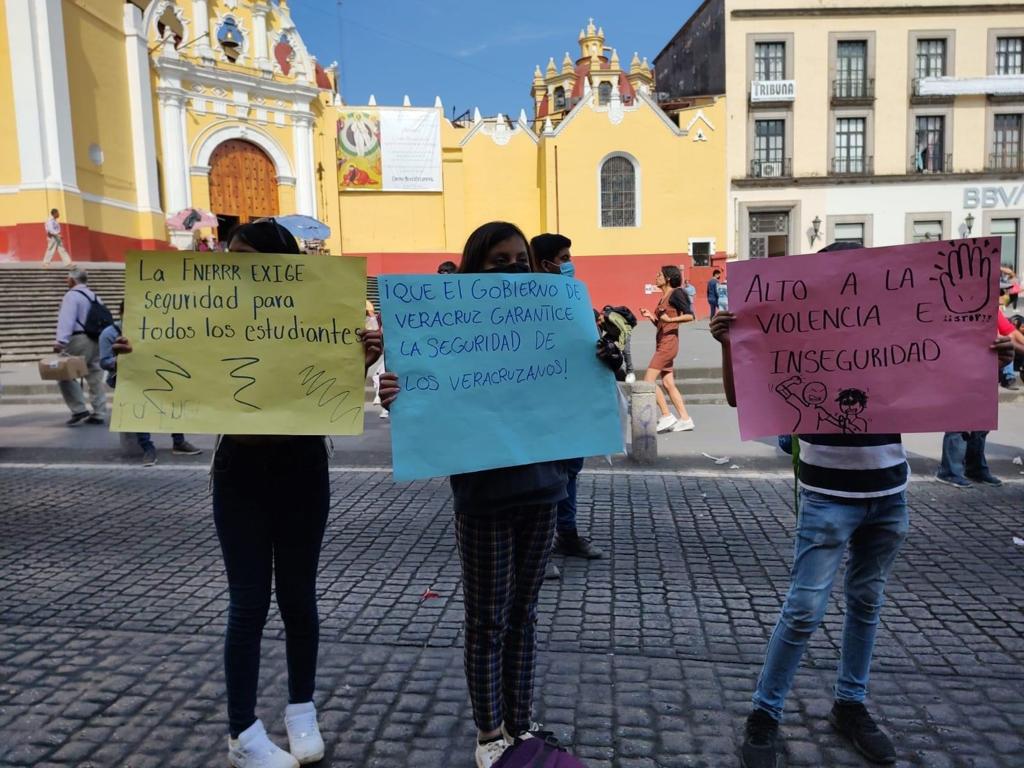 aStrangerMar's tweet photo. Nos manifestamos en busca de que el gobierno de la 4T haga caso a la inseguridad en las escuelas, exigimos #SeguridadParaEstudiantes https://t.co/n1Uth1pmNF