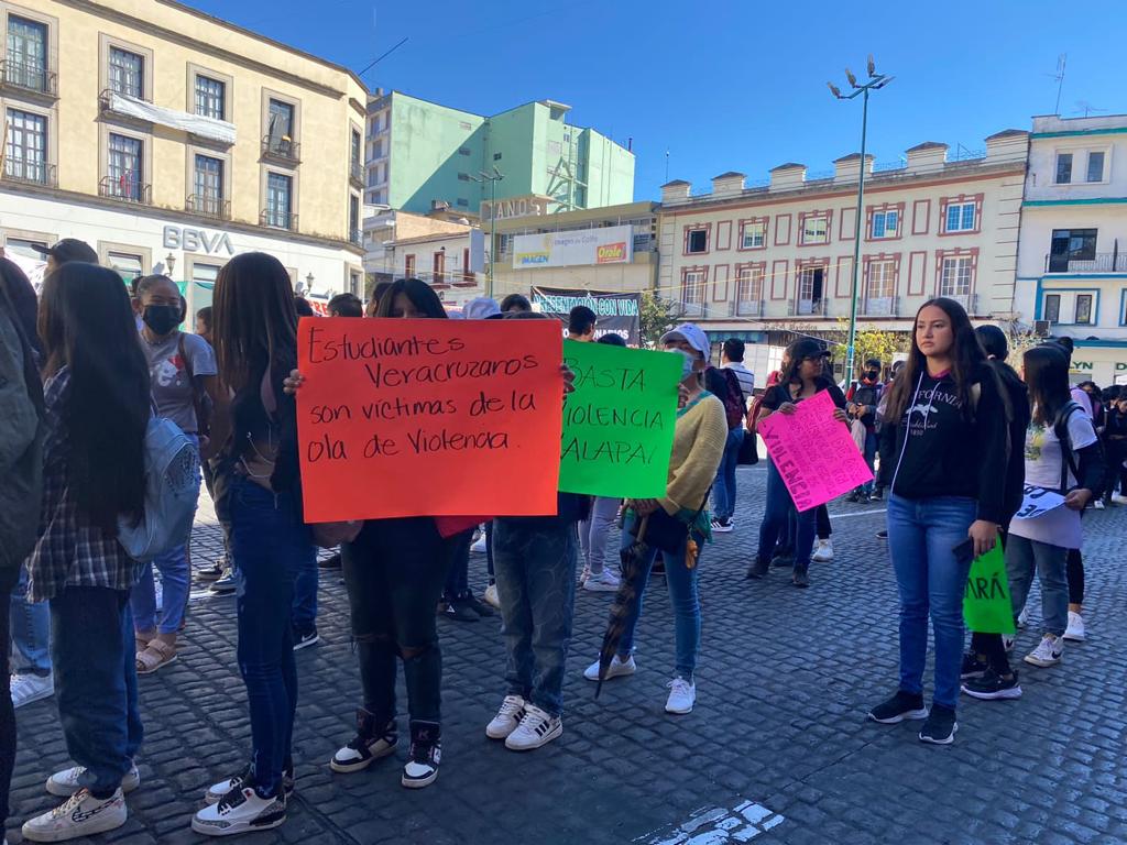 aStrangerMar's tweet photo. Necesitamos #SeguridadParaEstudiantes en Veracruz y el resto del país!!! Se requiere que atiendan las peticiones de los jóvenes para con su seguridad https://t.co/Jmzk3o2EzS