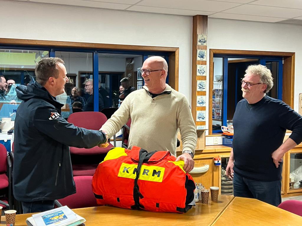 Verrassing vanavond!  Van Stefan Switynk van Ameland shipping kregen we een gloednieuw overlevingspak, Stefan geeft hiermee aan, dat het werk van redders erg gewaardeerd word door zeevarenden.  Bedankt!  #fryslan #knrm #harlingen #leeuwardercourant