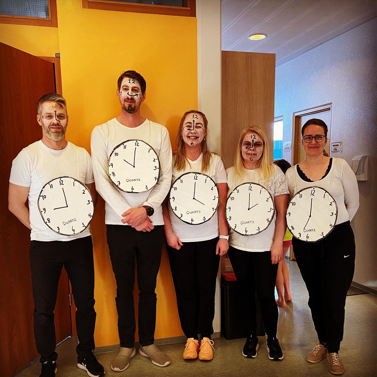 Hrund72's tweet photo. Í Hrafnagilsskóla er áralöng hefð fyrir öskudagshátíð á sprengidegi. Allir í búningum, börn og fullorðnir. Stöðvar sem unglingarnir aðstoða við, kötturinn sleginn, sungið og marserað. Metnaður í búningum starfsmanna. Uppáhaldsdagur skólastjórans 🥰 #menntaspjall https://t.co/Rgrlj0eViw