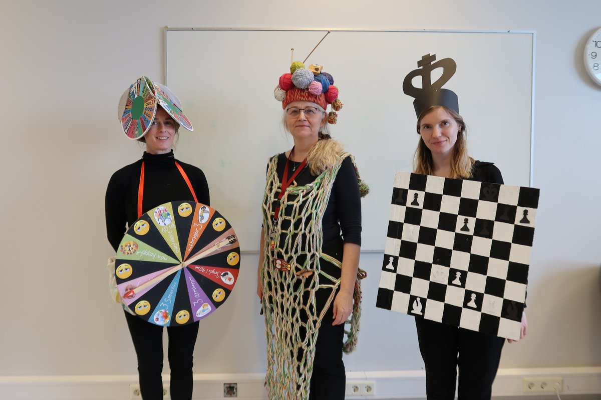 Í Hrafnagilsskóla er áralöng hefð fyrir öskudagshátíð á sprengidegi. Allir í búningum, börn og fullorðnir. Stöðvar sem unglingarnir aðstoða við, kötturinn sleginn, sungið og marserað. Metnaður í búningum starfsmanna. Uppáhaldsdagur skólastjórans 🥰 #menntaspjall