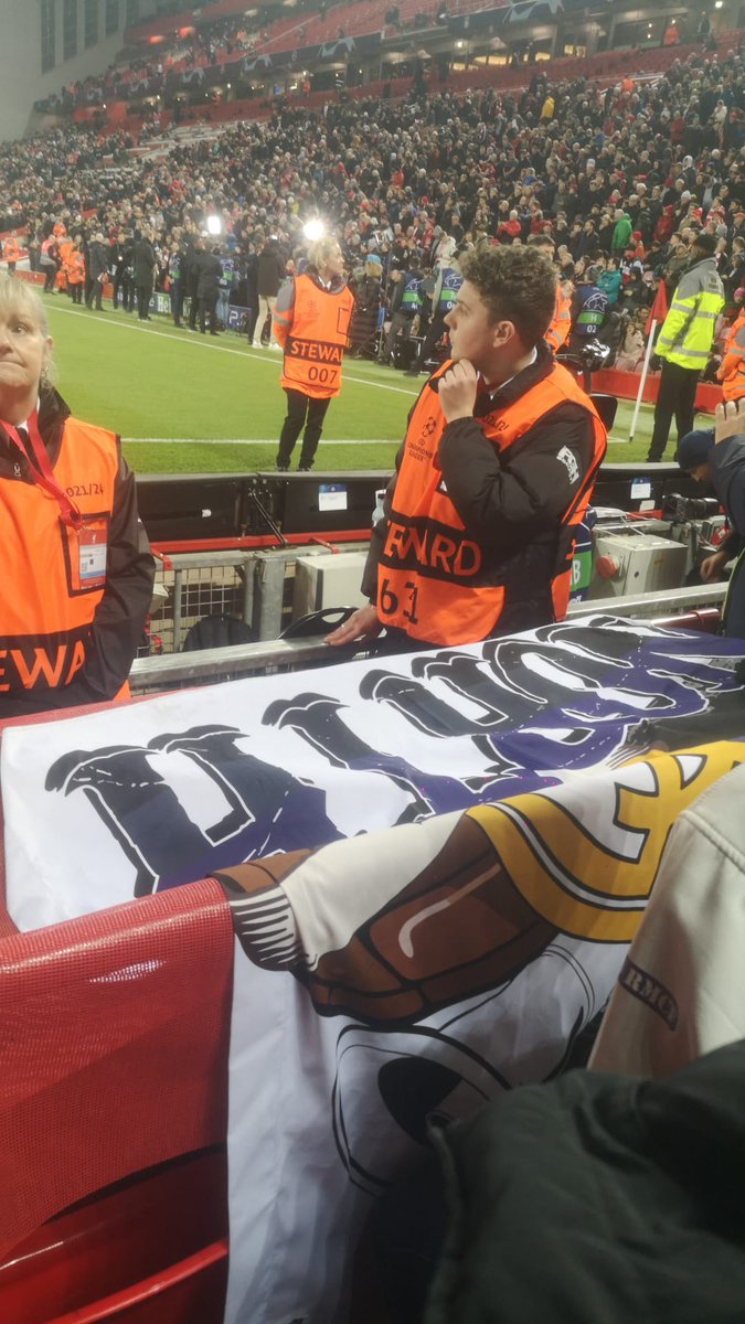 NorthFansRmcf's tweet photo. Presentes en #Anfield
Gran noche del @realmadrid, homenajeando a Amancio
#FansRmcf #NorthFans https://t.co/6GHVB545D6