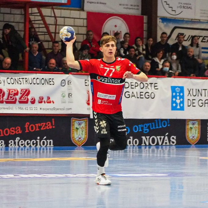 EsportGironi's tweet photo. HANDBOL-El sarrianenc @uriteixi va marcar 5 gols en la derrota de l'@atleticonovas a la pista del @bbaseoviedo (35-28), en la 16a jornada de la DH Plata.
El conjunt gallec cau a la 2a posició del grup A.
#DHPlataMasc https://t.co/DtmWzfo1fL