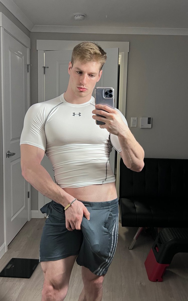 Meet me in the gym bathroom so I can workout my 🍆 with your 🍑
#fitness