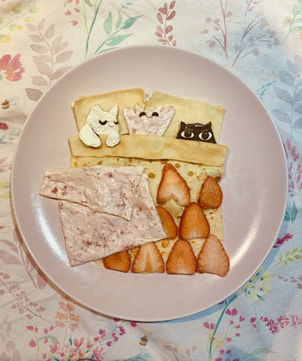 bee_side_art's tweet photo. made me and my friends for pancake day :0 https://t.co/MizchGfQmr