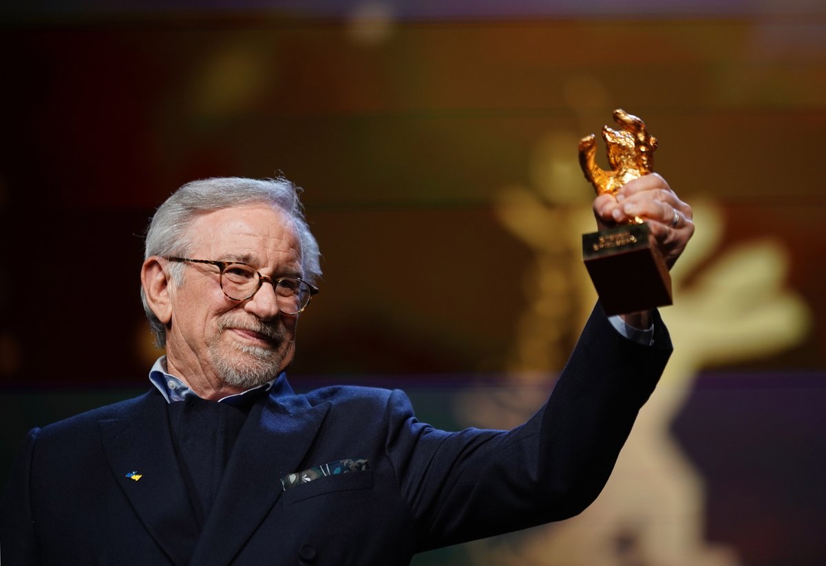 altapeli's tweet photo. El maestro Steven Spielberg recibiendo su Oso de Oro a la trayectoria en el Festival de Berlín. #Berlinale #Berlinale2023 https://t.co/thj1AeEK7S