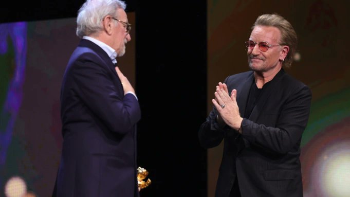altapeli's tweet photo. El maestro Steven Spielberg recibiendo su Oso de Oro a la trayectoria en el Festival de Berlín. #Berlinale #Berlinale2023 https://t.co/thj1AeEK7S