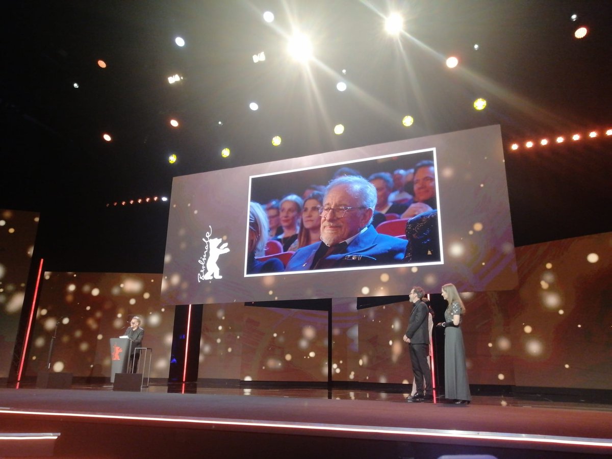 altapeli's tweet photo. El maestro Steven Spielberg recibiendo su Oso de Oro a la trayectoria en el Festival de Berlín. #Berlinale #Berlinale2023 https://t.co/thj1AeEK7S