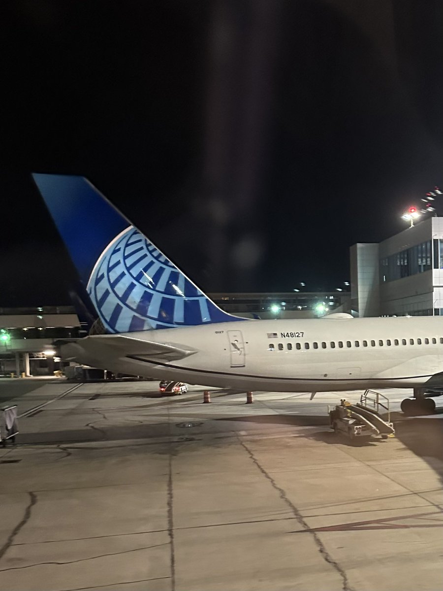 JFolcey's tweet photo. Happy TailTuesday!!  Wish I was heading back to Hawaii instead of preparing for a Winter Storm.  #TailTuesday #AvGeek #travel #traveler https://t.co/Y2f2GyhiLS