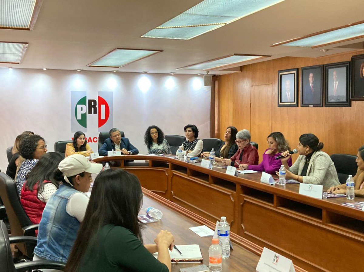 RedParidad_Ver's tweet photo. Hoy nos reunimos con el @Priveracruz para invitarles al Acuerdo Interpartidario por la Paridad Política. 
Reconocemos la voluntad del presidente @Marlon_RamirezM de sumarse y agradecemos a las Dips. @AriannaAngelesA  y @AniluIngram e integrantes por atestiguar este acto. https://t.co/8o4L13NJG3