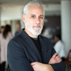 FD1conference's tweet photo. Across continents, generations, and cultures, why are we driven to help others in need–even, at times, to our own detriment? Chris Jarvis of @RealizedWorth offers a thought leadership spotlight on why volunteering works: the evolutionary drive to help. #FD1Conference #FD1Seattle https://t.co/w3HLyMqiDG