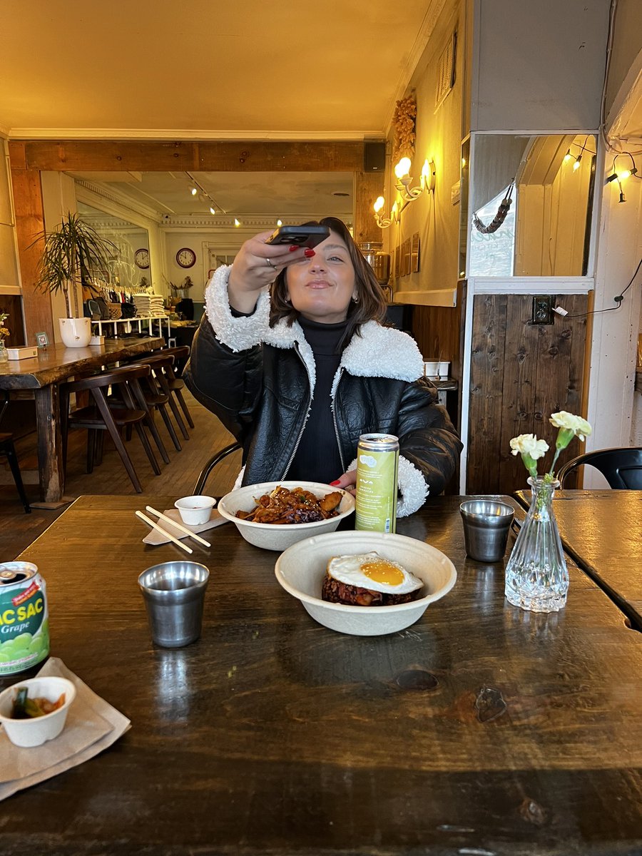 JacksonCarp2BD's tweet image. From the @buttonista learning to change oil, to tagging along with rehabbing a historic home in Troy ravaged by fire, with stops at our favorite eateries along the way… All in a day’s work in @TwoButtonsDeep-land 🎥 #ButtonByButton