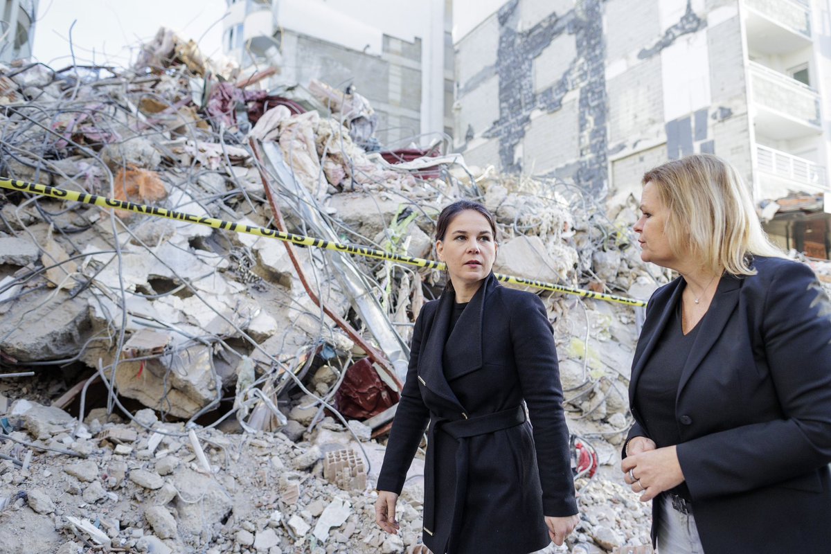 AuswaertigesAmt's tweet photo. Innenministerin #Faeser @BMI_Bund &amp; ich sind heute gemeinsam in die Erdbebengebiete in der #Türkei gereist. Über 50.000 Menschen sind gestorben, viele weiter vermisst, Tausende obdachlos. Wir erleben hier, wie wichtig internationale Hilfe ist. @ABaerbock 1/4 https://t.co/xclL2AsEPe