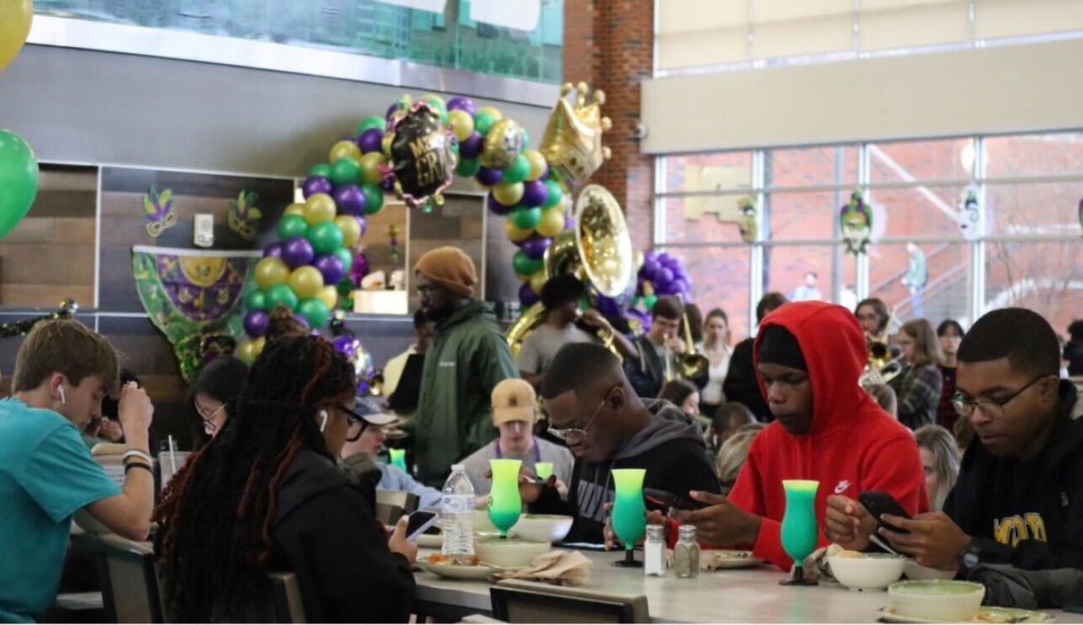 UABStudents's tweet photo. Happy Tuesday! Today @UABDining celebrated #MardiGras2023 in the Commons on the Green. There were Mardi Gras themed food (of course!), games, prizes, frozen drinks and a live band! https://t.co/oci7QwYvco