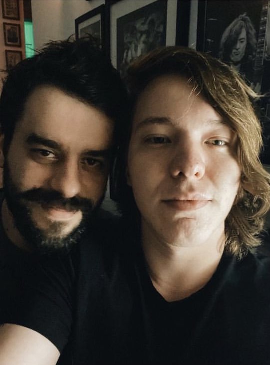 igoraugustho's tweet photo. meu marido @filipechef criou um Twitter sigam ele, ele vai postar comidas bonitas, ele é chef, trabalhou anos com a Paola e vcs seguem ela, pq n seguiriam ele? nem que seja por dó, só não vale dar em cima (Mentira, o relacionamento é aberto, se for bonito pode dar em cima) https://t.co/2x4bPUx9v3