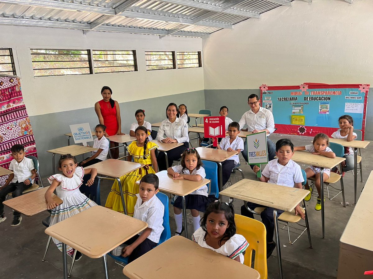 enter504's tweet photo. #Nacionales Funazucar, Azucarera Tres Valles y Alcaldía Municipal mejoran infraestructura de la escuela Agustín Alonzo en San Antonio de Oriente      #Educacion #IndustriaAzucarera #Funazucar #SanAntonioDeOriente #Honduras #TresValles 
https://t.co/86QkmlTUKj https://t.co/CXTTLLfr2h