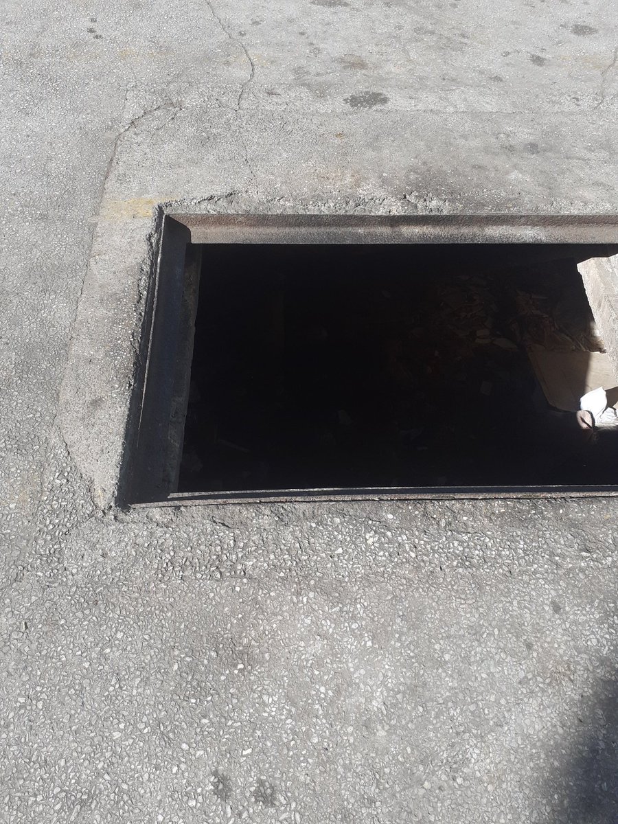 marinoalvarado's tweet image. 6: 30 pm Atención Alcaldesa Carmen Meléndez @gestionperfecta y @tusambilccs es urgente atender esta situación frente al #Sambil Candelaria entrada este. Un peligro principalmente para los niños y niñas. Son bastante profundos.