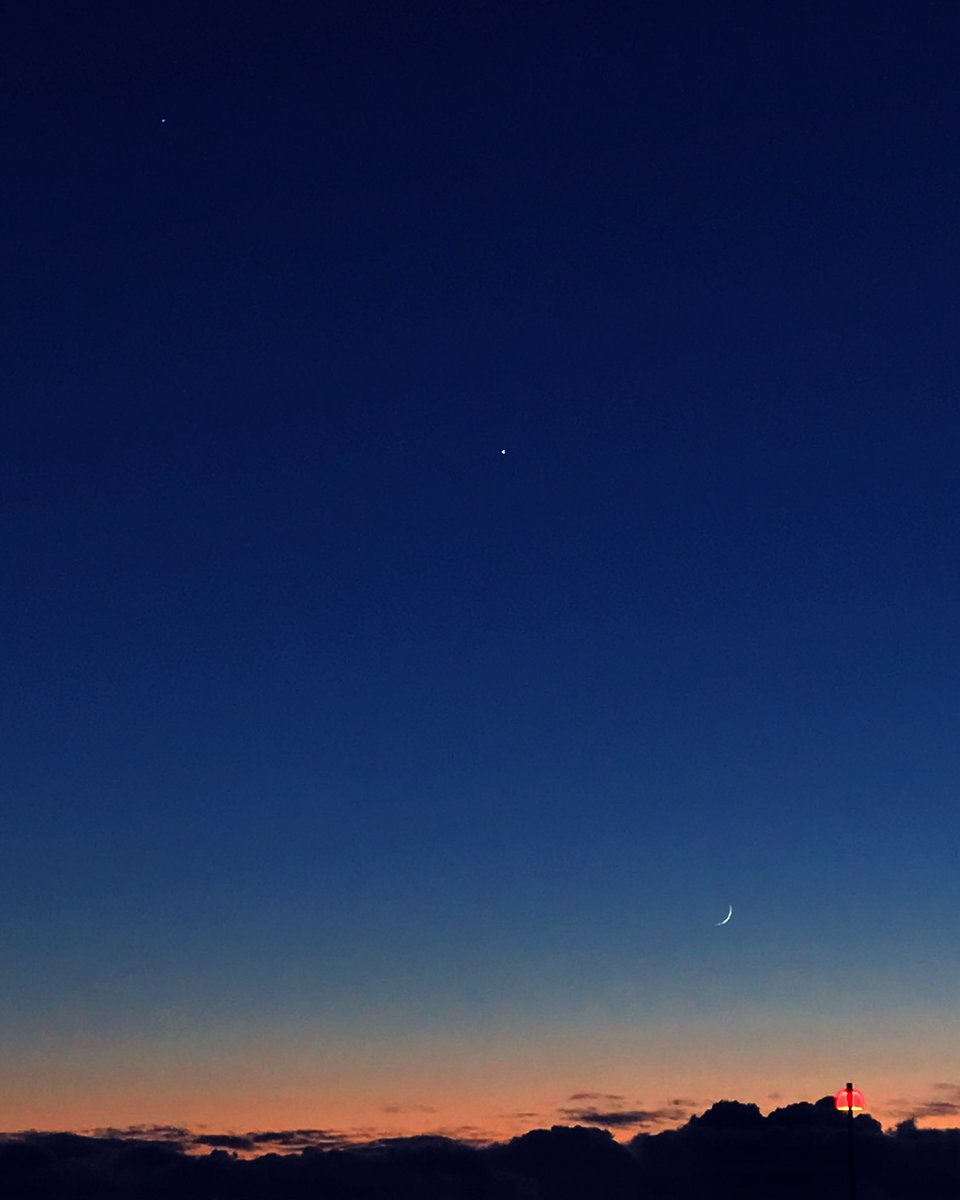 Jupiter, Venus and our crescent moon (1.7 days old) captured this evening. Greetings from Iceland.

Image:  @SeVoSpace 

#jupiter #venus #moon #astronomy #crescentmoon #sky #thisevening #astrophotography #universe #iphonography