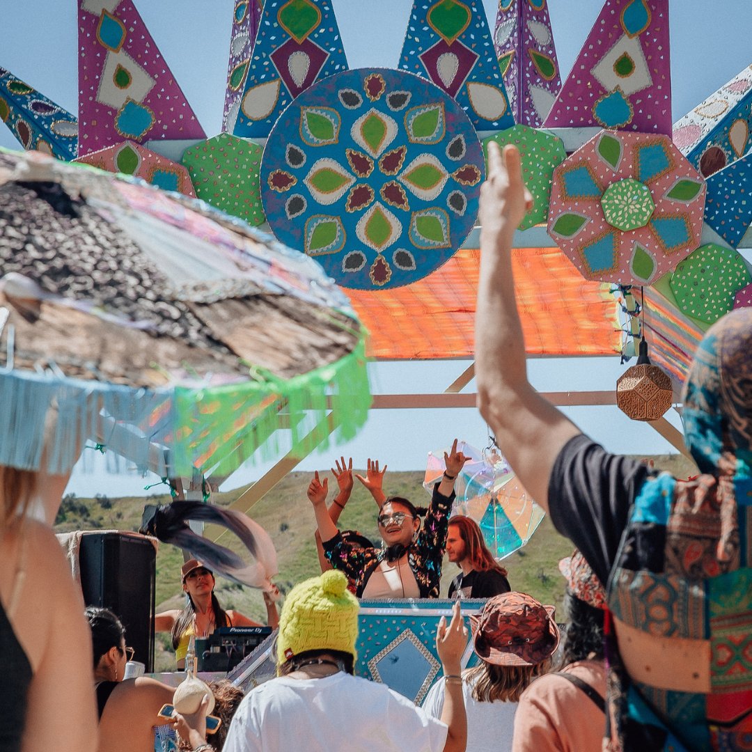 eventsdotcom's tweet photo. Do you have any plans March 9th-13th? Now you do 😎 Join the Afternoon Umbrella Friends at Umbrella Weekend, only an hour outside of San Diego 🌟 🎶 ☔️ 
Lock down tickets now ➡️ https://t.co/KnRZMXcodD 

#eventsdotcom #AUFPresents #UmbrellaWeekend #UW2023 https://t.co/kFVvyhuZ4C