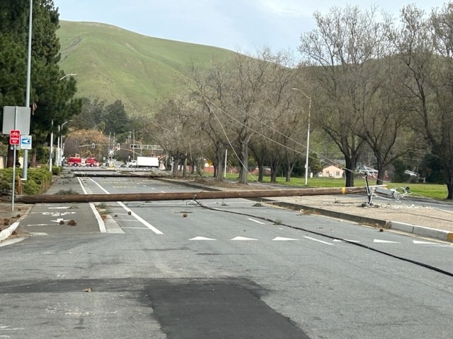 FremontPD's tweet photo. Power Outage and Road Closures in the Area of Walnut Ave and Guardino Dr.  https://t.co/pDla1Rcny8 https://t.co/zm37SL9Mgi