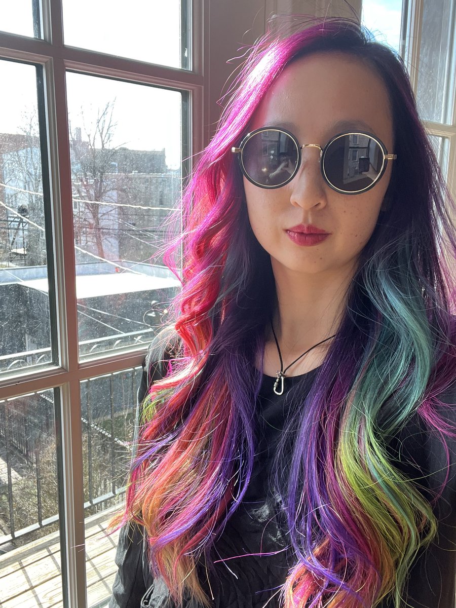 gizmothegizzer's tweet photo. Day dreaming about real world asset tokenization and payments in the rainbow-verse 🌈 

(I showed my hair stylist the Solana logo 😂) https://t.co/mGtiNwNUYP