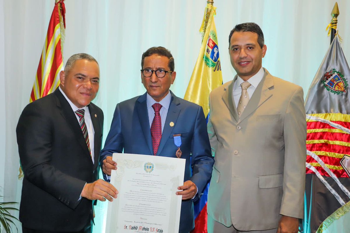 LuisJonasReyes's tweet photo. Aprovechamos para hacer entrega de reconocimiento a nuestros ilustres visitantes y también de entregar algunos productos que son elaborados en nuestro Municipio que representan la cultura e idiosincracia nuestra! @CancilleriaVE https://t.co/QbGYgdkPxB