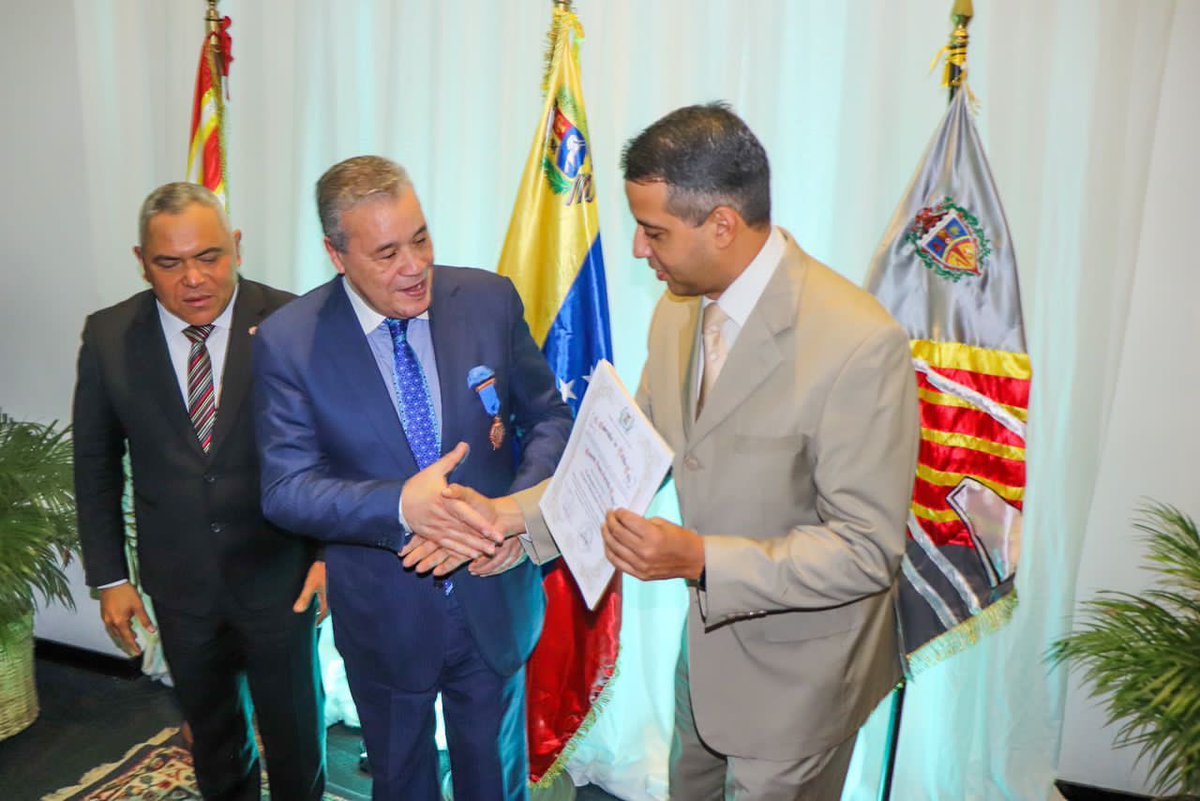 LuisJonasReyes's tweet photo. Aprovechamos para hacer entrega de reconocimiento a nuestros ilustres visitantes y también de entregar algunos productos que son elaborados en nuestro Municipio que representan la cultura e idiosincracia nuestra! @CancilleriaVE https://t.co/QbGYgdkPxB