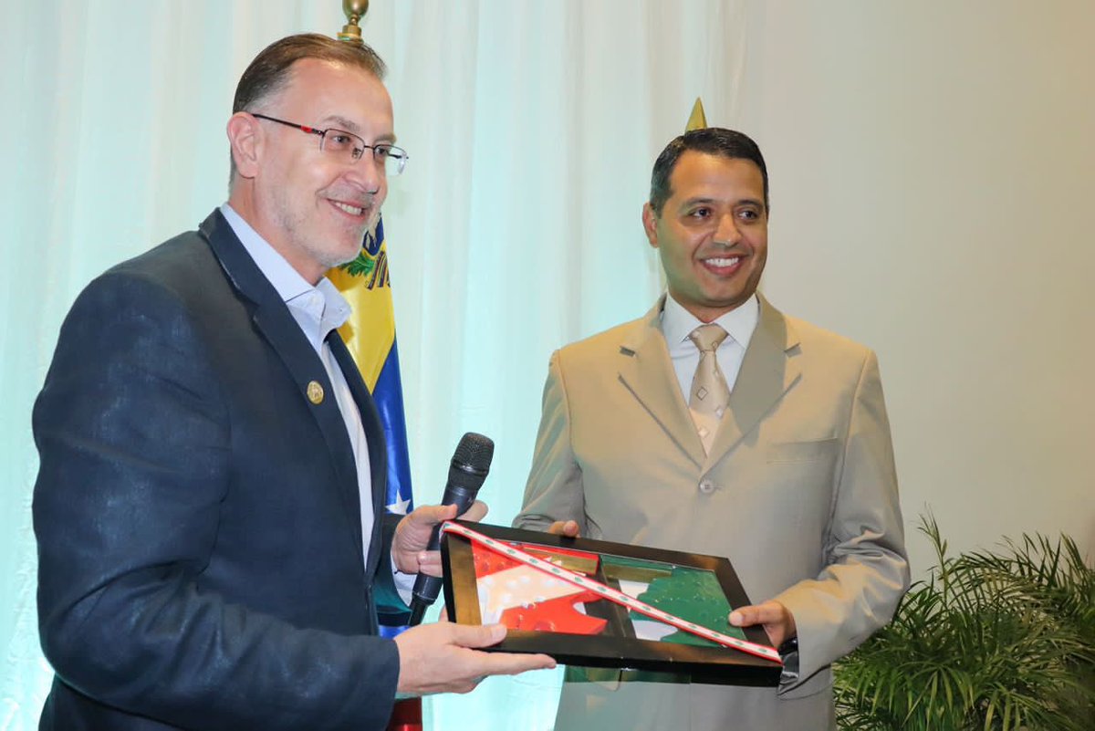 LuisJonasReyes's tweet photo. Aprovechamos para hacer entrega de reconocimiento a nuestros ilustres visitantes y también de entregar algunos productos que son elaborados en nuestro Municipio que representan la cultura e idiosincracia nuestra! @CancilleriaVE https://t.co/QbGYgdkPxB