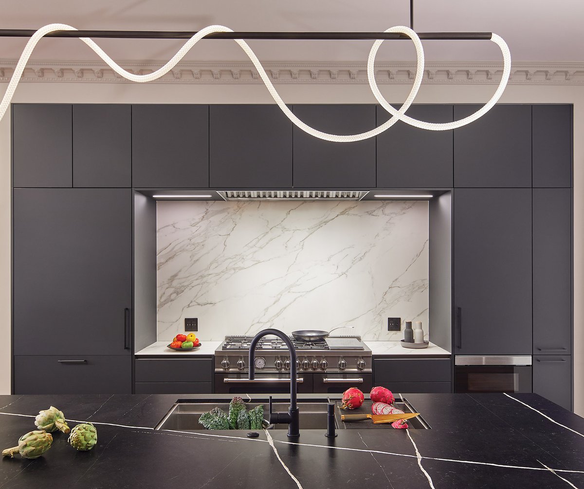 KONST SieMatic combined harming period elements with a luxurious, modern aesthetic in a Northwest DC row house kitchen. 
📸: Anice Hoachlander

#kitchens #modernkitchens #dc #design #interiors #homeanddesigndc