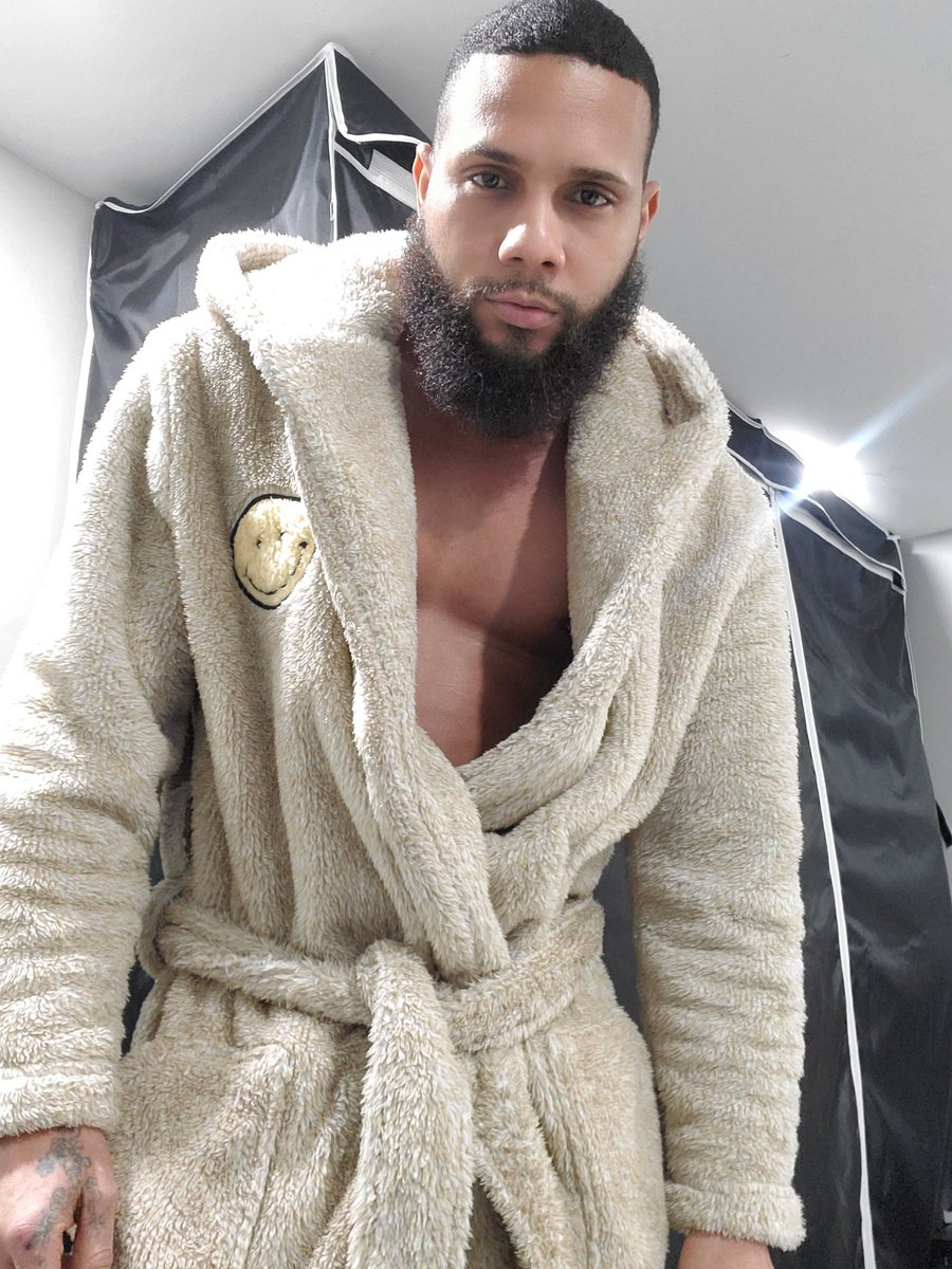 PaulAnthonyCha7's tweet photo. Come see what's under my robe.. 😈🍑😈 https://t.co/HNH7VuVvnF