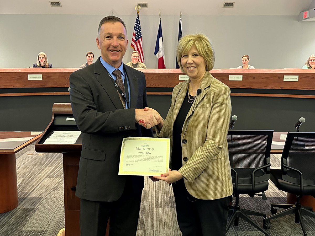 StoiaLu's tweet photo. Gahanna swears in retired CPD Deputy Chief Tim Becker as new Director of Public Safety. Becker brings more than 3 decades of law enforcement to the job. Becker also served by working on community programs #StarfishAssignment and #BooksandBadges https://t.co/MqW46U785I