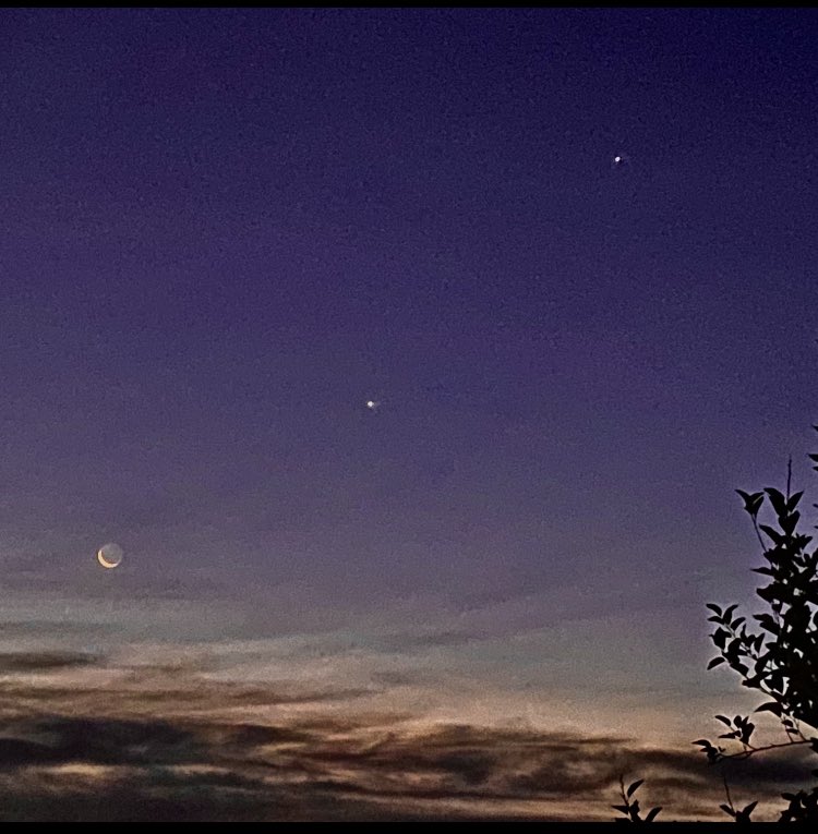 CrisJacques's tweet photo. Conjunção Lua, Vênus e Júpiter em 21/02/2023 https://t.co/4jvpm6x3VN