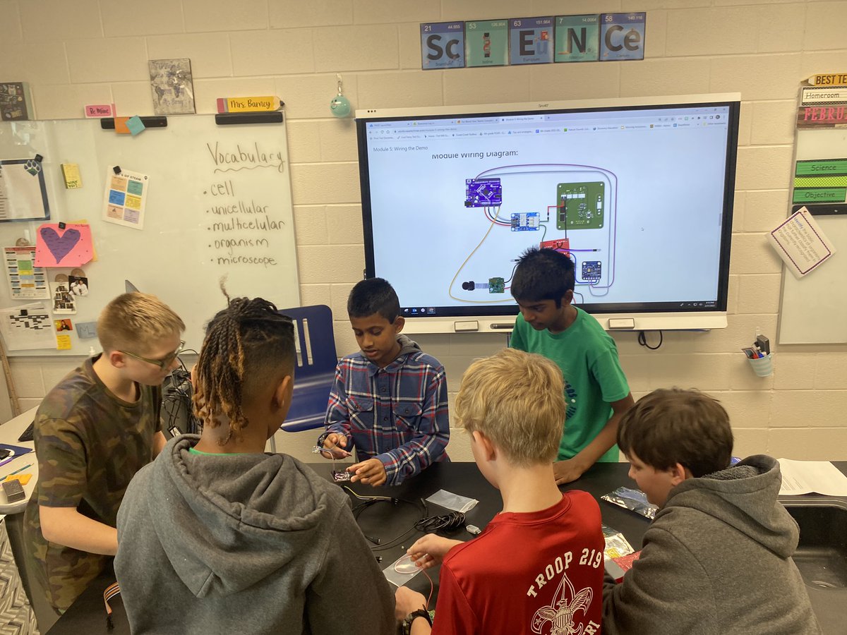 MrsJBarney's tweet photo. Another great day! Completing Modules! Learning to work together #5Cs #collaboration 💙💚 #FutureEngineersofFCMS #NASAtechrise @K12FutureE https://t.co/QUm5rh3gNj