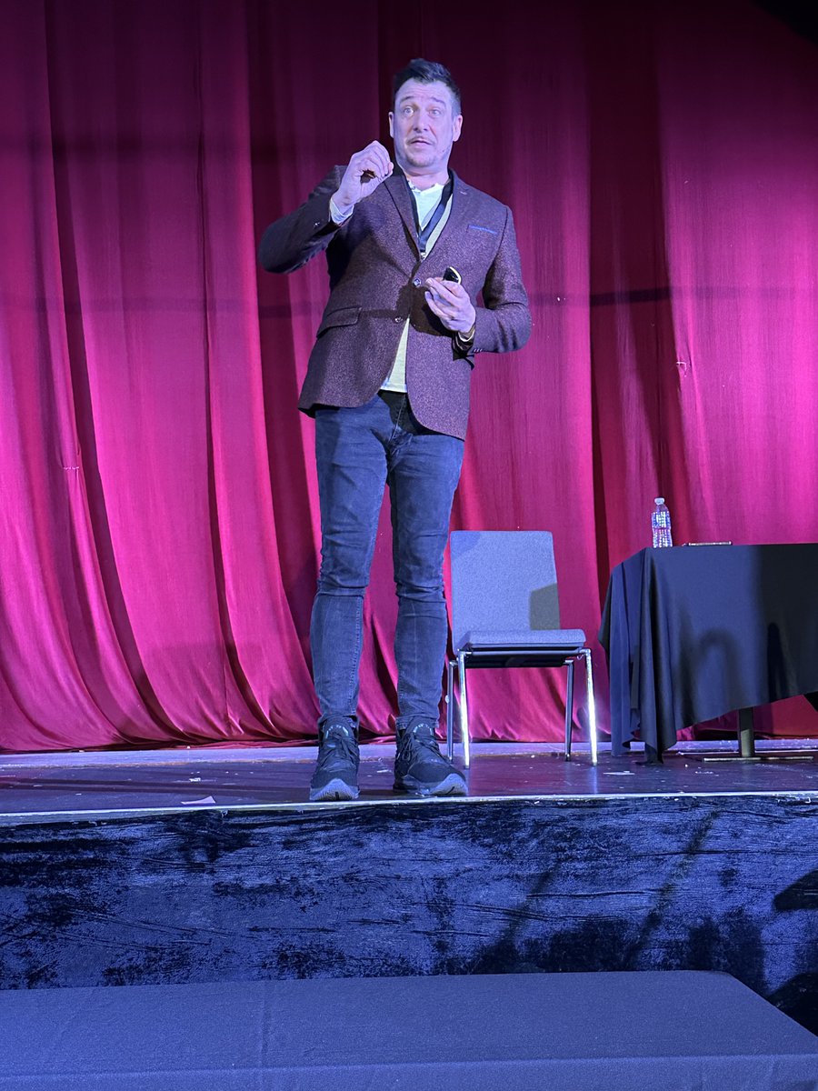 MagicSeats's tweet photo. Having some quiet tonight and I started reading my new book. @jamieallanmagic lecture at BMC was also excellent. 

#magic #Magicians #Theatre #Live #Magicseats #Magicnews #jamieallan  #imagician #everythingbook https://t.co/2UcYUfMlod
