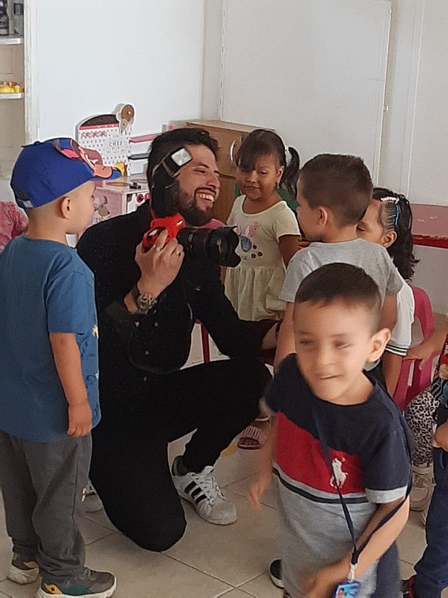 AstridCaceresC's tweet photo. Todos nos involucramos con los niños y niñas. La oficina de comunicaciones tiene un rol para posicionar los derechos de las niñas y los niños primero! @ICBFColombia https://t.co/ExTWzDmkOc
