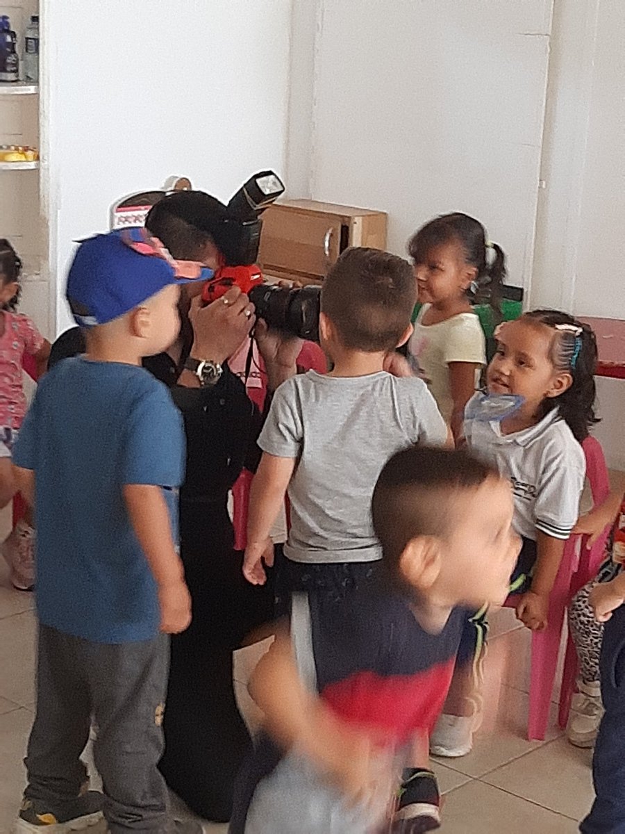 AstridCaceresC's tweet photo. Todos nos involucramos con los niños y niñas. La oficina de comunicaciones tiene un rol para posicionar los derechos de las niñas y los niños primero! @ICBFColombia https://t.co/ExTWzDmkOc