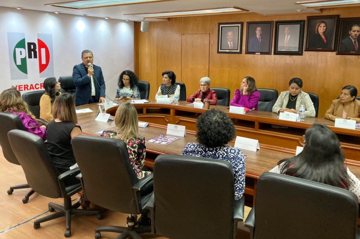 PRIVeracruz_'s tweet photo. 📌Durante el encuentro con las integrantes de la @RedParidad_Ver, la dirigencia del @PRIVeracruz_, acordó sumarse y generar acciones en conjunto que abonen y fortalezcan el Acuerdo Interpartidario por la Paridad Política, cuya finalidad es consolidar una democracia paritaria. https://t.co/OBCBampDQp
