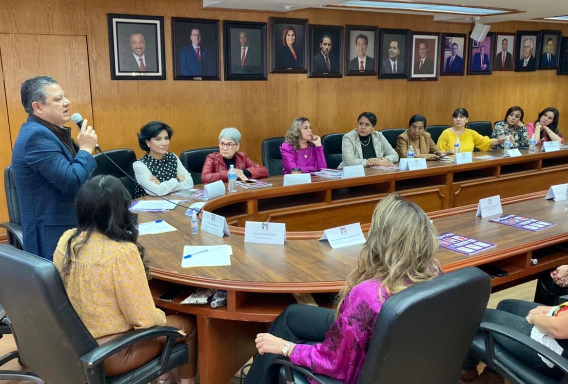 PRIVeracruz_'s tweet photo. 📌Durante el encuentro con las integrantes de la @RedParidad_Ver, la dirigencia del @PRIVeracruz_, acordó sumarse y generar acciones en conjunto que abonen y fortalezcan el Acuerdo Interpartidario por la Paridad Política, cuya finalidad es consolidar una democracia paritaria. https://t.co/OBCBampDQp