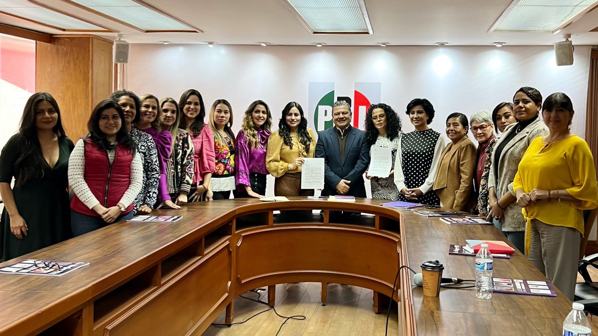 PRIVeracruz_'s tweet photo. 📌Durante el encuentro con las integrantes de la @RedParidad_Ver, la dirigencia del @PRIVeracruz_, acordó sumarse y generar acciones en conjunto que abonen y fortalezcan el Acuerdo Interpartidario por la Paridad Política, cuya finalidad es consolidar una democracia paritaria. https://t.co/OBCBampDQp