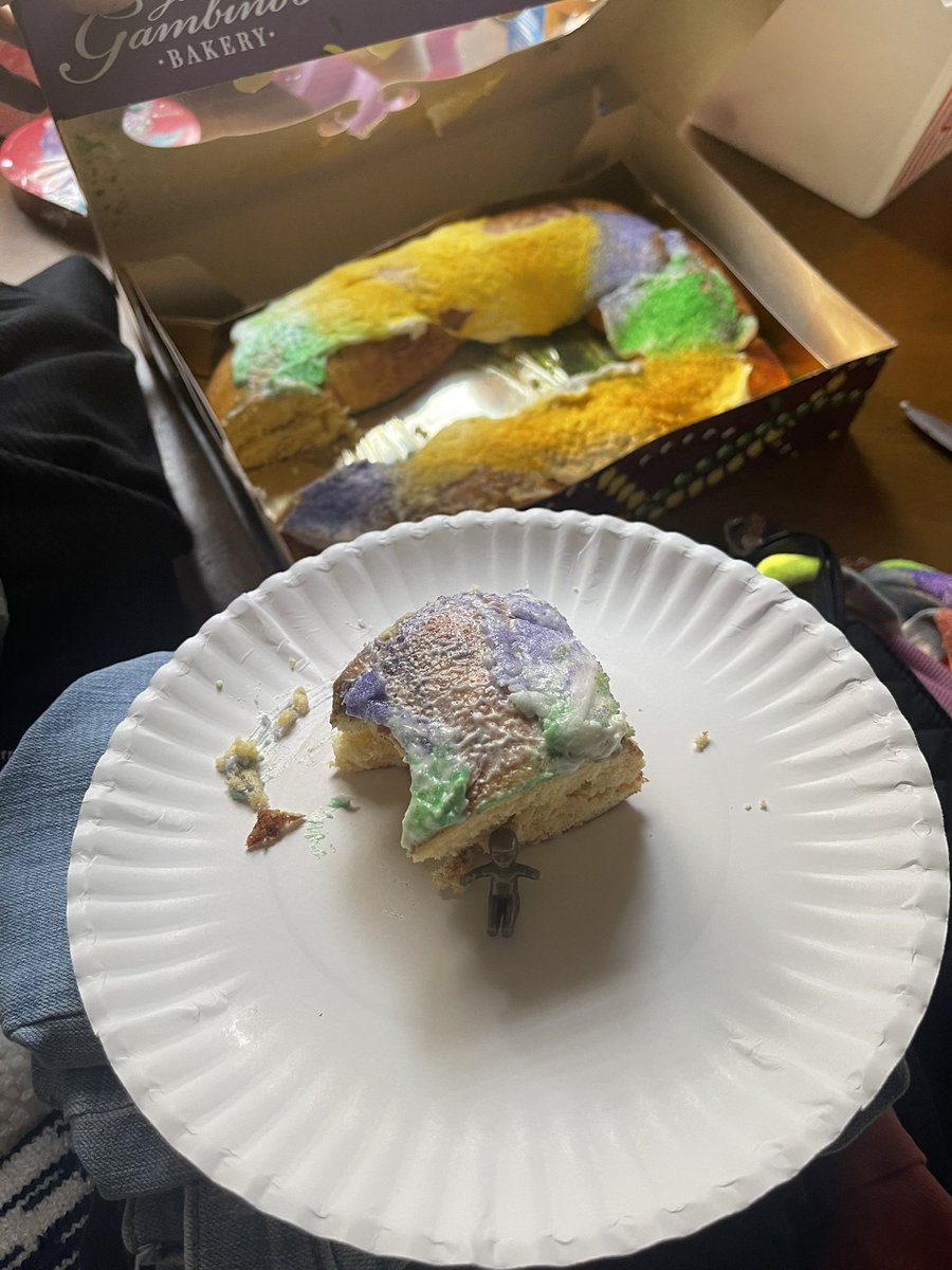 carlyplz's tweet photo. only slice, 1 bite, 1 BABY.
she’s soOoOooOo luckyyyyy
she’s a ⭐️ #Mardi_Gras_2023 #kingscake #babybabybabyoh https://t.co/M16M63Juok