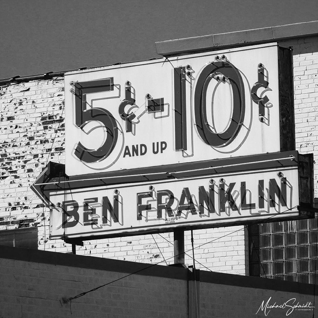 buckyboymike's tweet photo. @ThePhotoHour
Bygone Era Cityscape...
Englewood Arts District in Independence, Missouri...
I don't do much black and white photography work but really had the sense this shot needed it...
#ThePhotoHour #blackandwhitephotography #classicsign #streetphotography #cityscape https://t.co/csW4HH2Erz